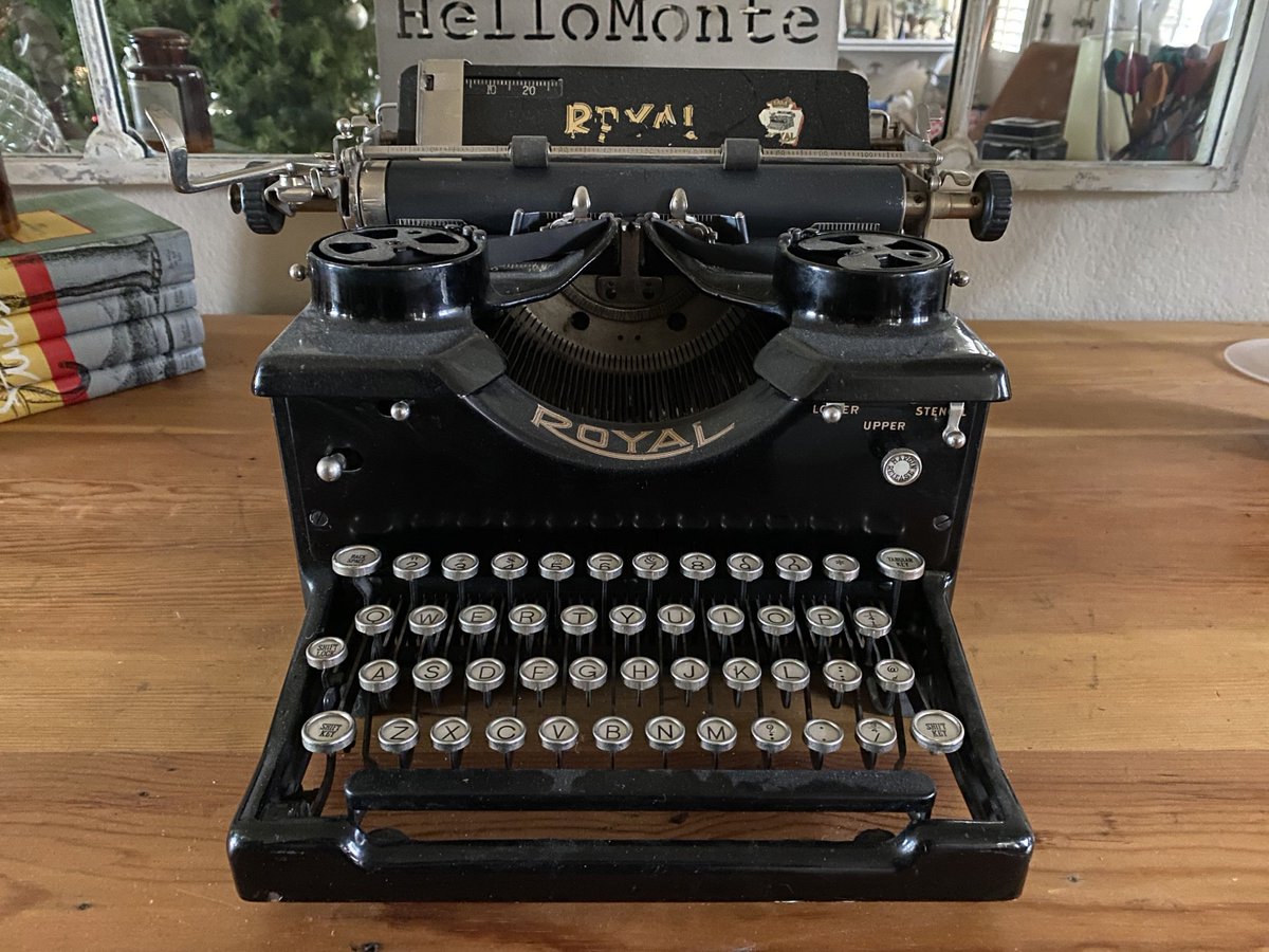 lellobusiness's tweet photo. It's #ThrowbackThursday. Here is what Microsoft Word looked like in 1914 #lello #business #office #typewriters #vintage https://t.co/EwmH437tYV