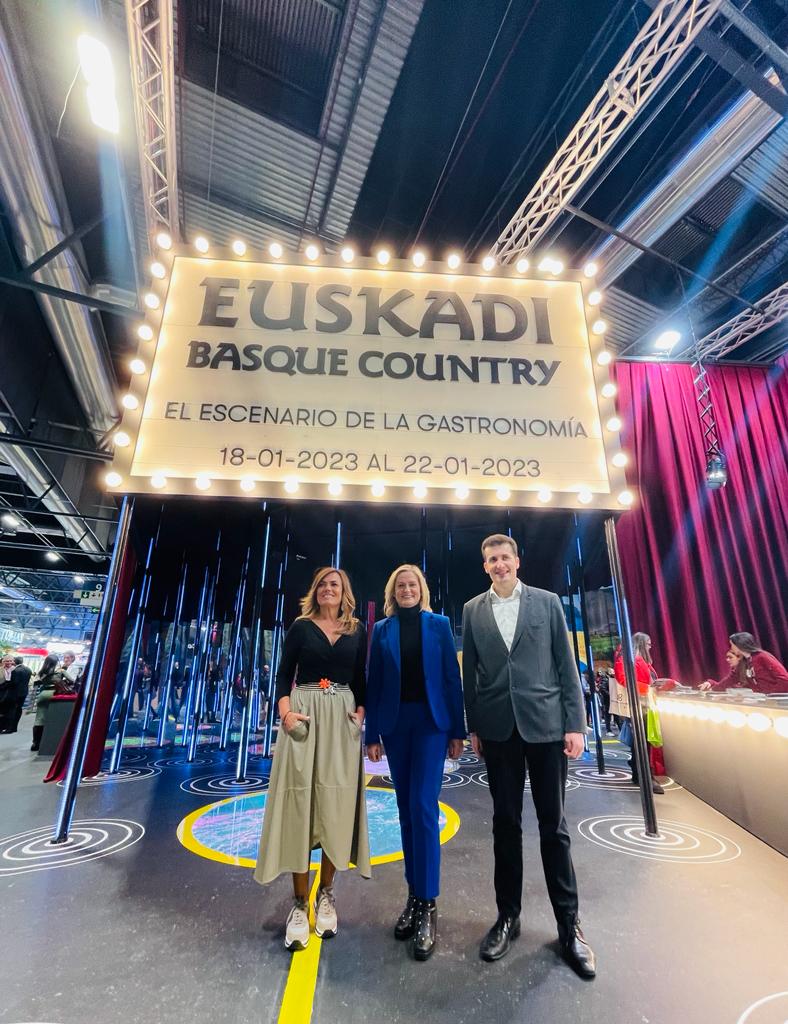 📸#Barakaldo muestra en @fitur_madrid su potencial como puerta de entrada en el #turismoindustrial de Bizkaia.

🧳La alcaldesa, @amaiadelcampo, y el concejal de Turismo, Gorka Zubiaurre, han presentado la oferta turística industrial, cultural y natural de la ciudad.