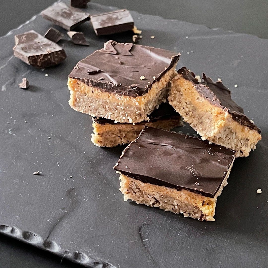 Näitä suklaa-maapähkinäruutuja ei voi kerrassaan vastustaa. Rapea kaurapohja, rapsahteleva täyte ja lohkeava suklaanmakuinen päällys takaavat herkkusuille ihanan nautinnollisia herkkuhetkiä!🍫🥜😋👉Katso tämä herkullinen ohje täältä hubs.li/Q01yyZBT0