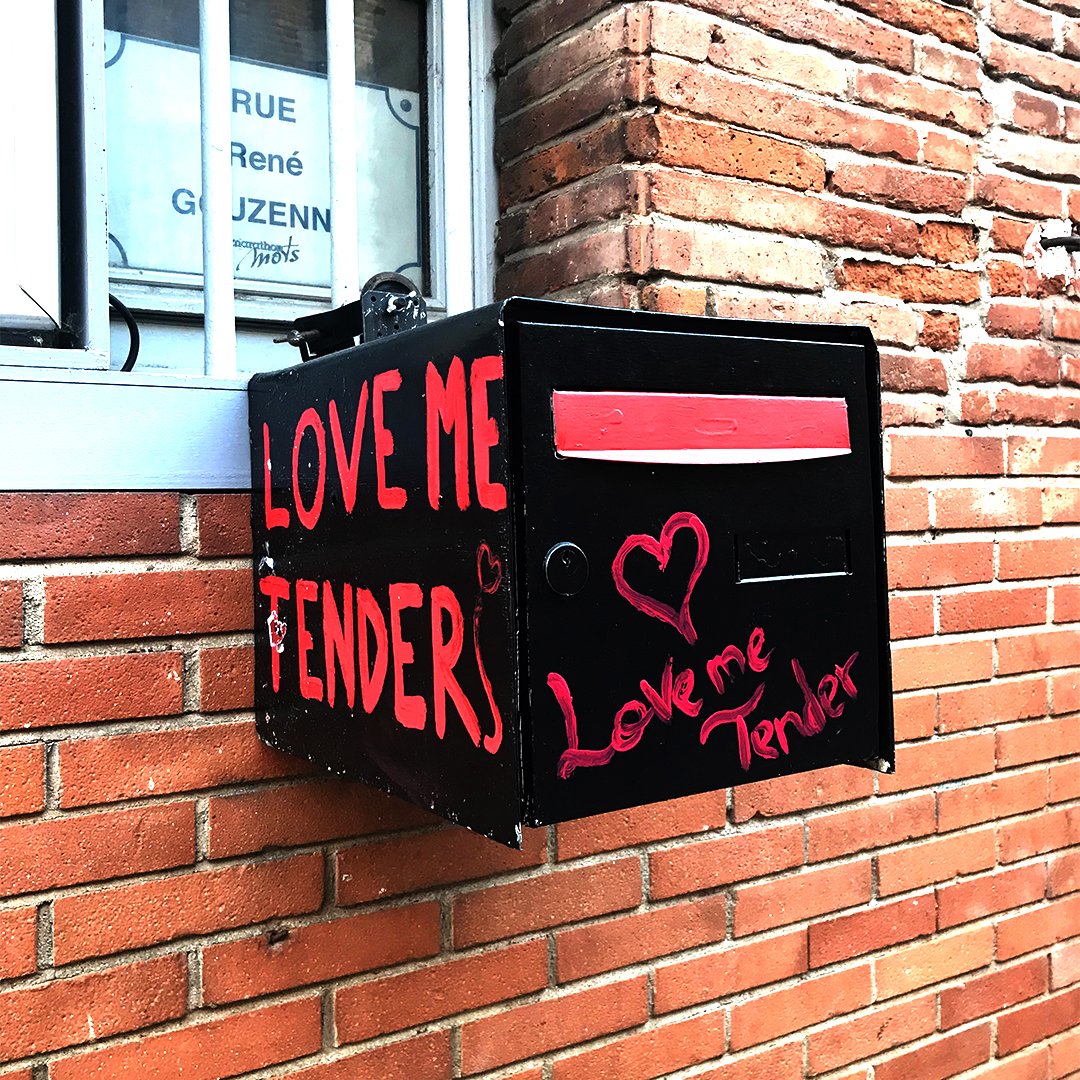 Venez déposer vos lettres d'amour à la Cave Po' !
Elles seront lues lors de Love me tender les 14 &amp; 15 février.
24h de lectures de lettres d'amour pour déclarer votre flamme à un·e parfait·e inconnu·e, à votre amour de jeunesse, à votre tout nouveau crush…
C'est LE moment !
♥️