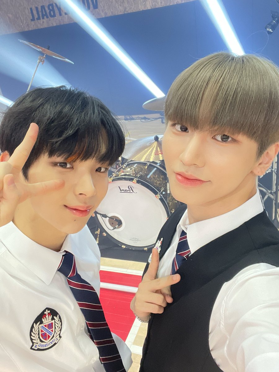 TO1_members's tweet photo. [#다이고]
지수형 생일 축하해요🎂
먼저 항상 고맙고 사랑해요
지수형이랑 같은 시대에 태어나서 만나게 되어서 다행입니다. 
올해도 꺾이지 않는 마음으로 정점에 가요🧡
#TO1 #티오원 #DAIGO https://t.co/CqYU35W3mE