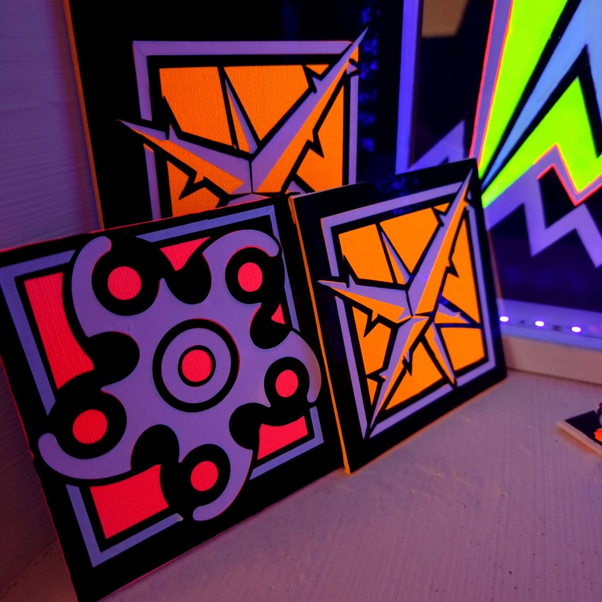 MimeGer's tweet photo. The community has spoken! 
Custom Blacklight reactive Art! (orange or magenta)

🥳GIVEAWAY live now!

⭐️To Enter⭐️
✅Like and Retweet!
✅Follow me!

Ill draw the winner in a week! (26th)
Good Luck!🥳

(its not 'neon' its real glow from their reaction to blacklight :3) https://t.co/hoAA9YxQpq