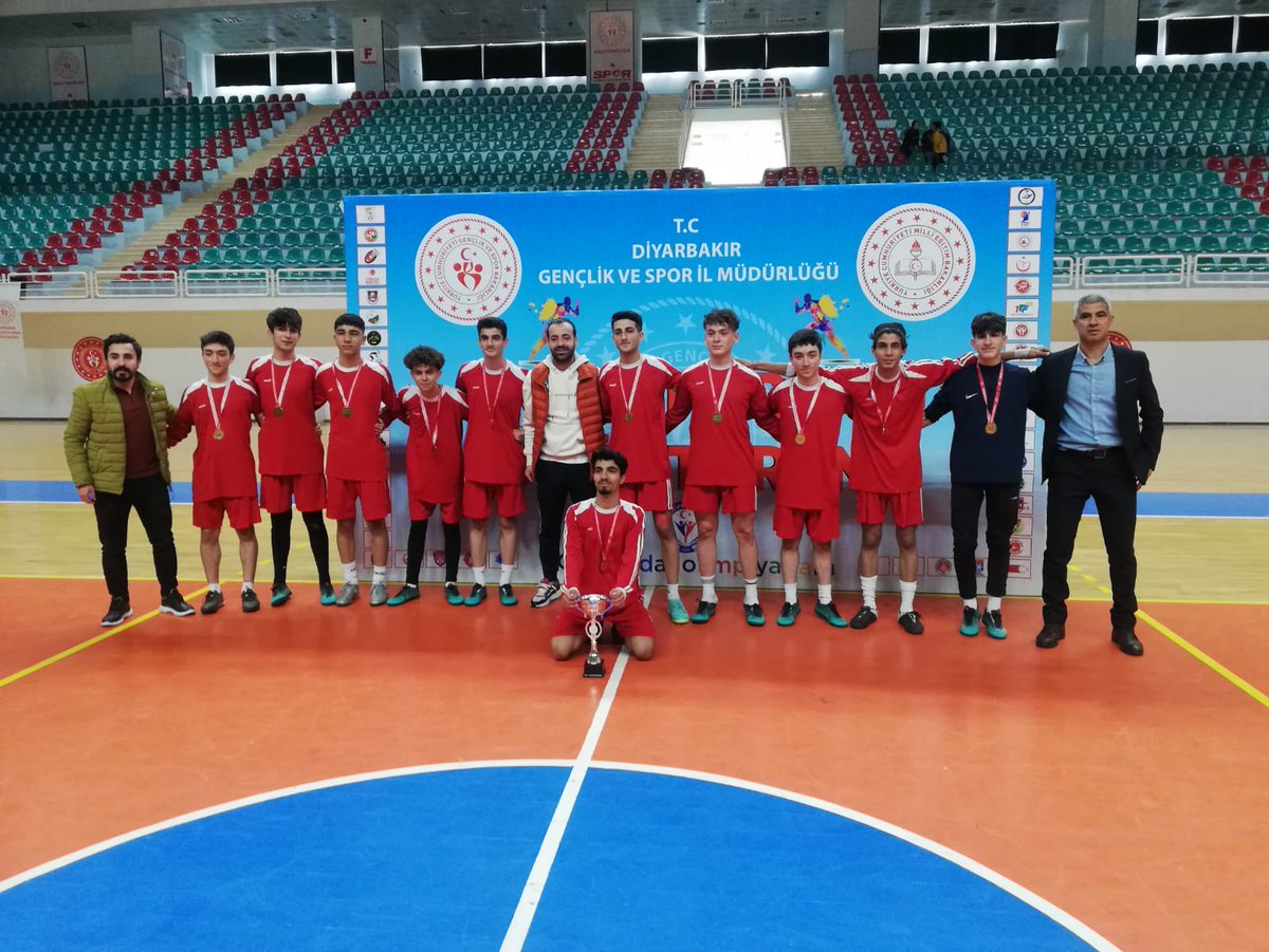 FazilLisesi's tweet photo. Okul  Futsal takımımız tüm takiplerini yenerek İl https://t.co/zlwbhy6xvz oldu. Öğrencilerimizi tebrik ediyoruz . Emeği geçen öğretmen arkadaşları da kutluyorum.  @Murat4Kucukali @Mehmet_Bulut21 @Diyarbakirmem @BaglarMEM21 https://t.co/3z5AxwhlIH