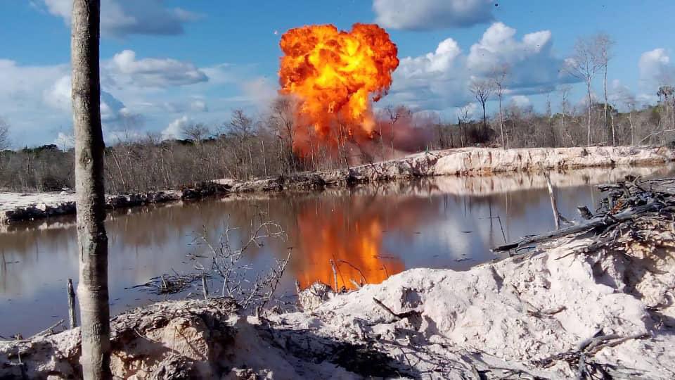 dhernandezlarez's tweet image. En misiones de seguridad y defensa #FANB  inutiliza estructura empleada para la minería ilegal, destruyendo el siguiente material:
5 moto bombas de 13 Hp, 
1 planta eléctrica, 1000 metros de manguera de alta presión y 545 litros de gasolina.