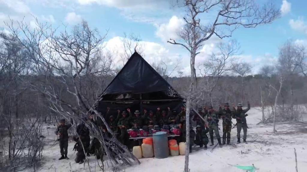 dhernandezlarez's tweet image. En misiones de seguridad y defensa #FANB  inutiliza estructura empleada para la minería ilegal, destruyendo el siguiente material:
5 moto bombas de 13 Hp, 
1 planta eléctrica, 1000 metros de manguera de alta presión y 545 litros de gasolina.