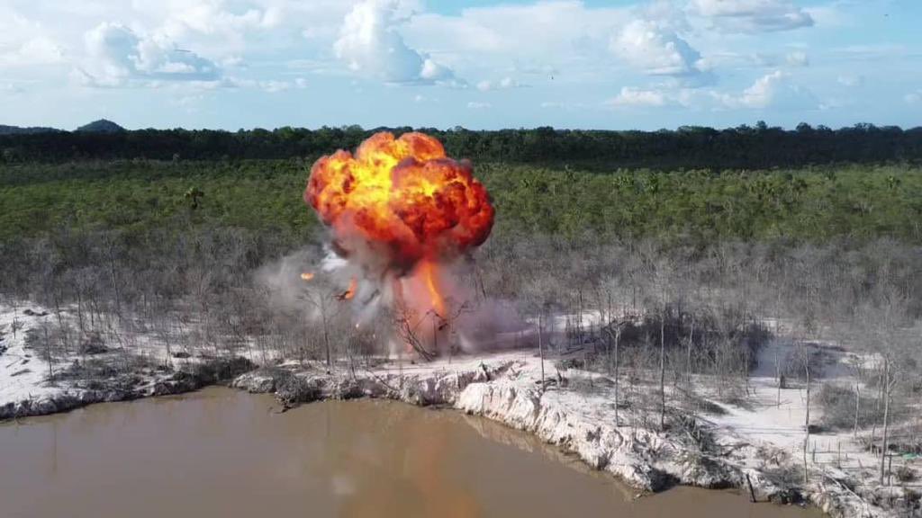 dhernandezlarez's tweet image. En misiones de seguridad y defensa #FANB  inutiliza estructura empleada para la minería ilegal, destruyendo el siguiente material:
5 moto bombas de 13 Hp, 
1 planta eléctrica, 1000 metros de manguera de alta presión y 545 litros de gasolina.