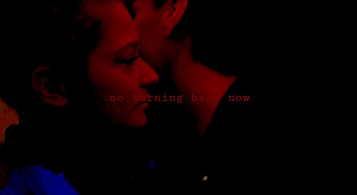 Улицы, огни, иду по лужам
Мне уже на всё, и ты не нужен

Ты не для меня, в глазах мелькает
Полосу готовь и я взлетаю