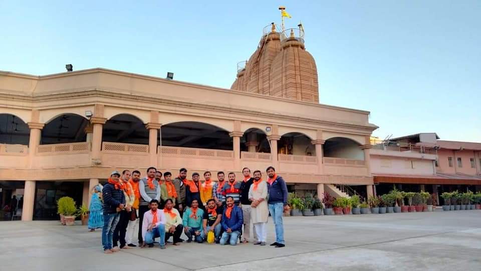 vgsywahmedabad's tweet photo. જય જગન્નાથ..🙏

વિશ્વ ગુજરાતી સમાજ - યુથ વિંગ અમદાવાદ શહેર ટીમ Vgs YW Ahmedabad  સાથે ભગવાન જગન્નાથ મંદીરે દર્શન કર્યા અને પરમ પૂજ્ય મહંત શ્રી દિલીપદાસ જી મહારાજ ની શુભેચ્છા મુલાકાત કરી ને આશીર્વચન મેળવ્યા..
જય ગુજરાત..જય ભારત.. https://t.co/xaTtaRGwr0