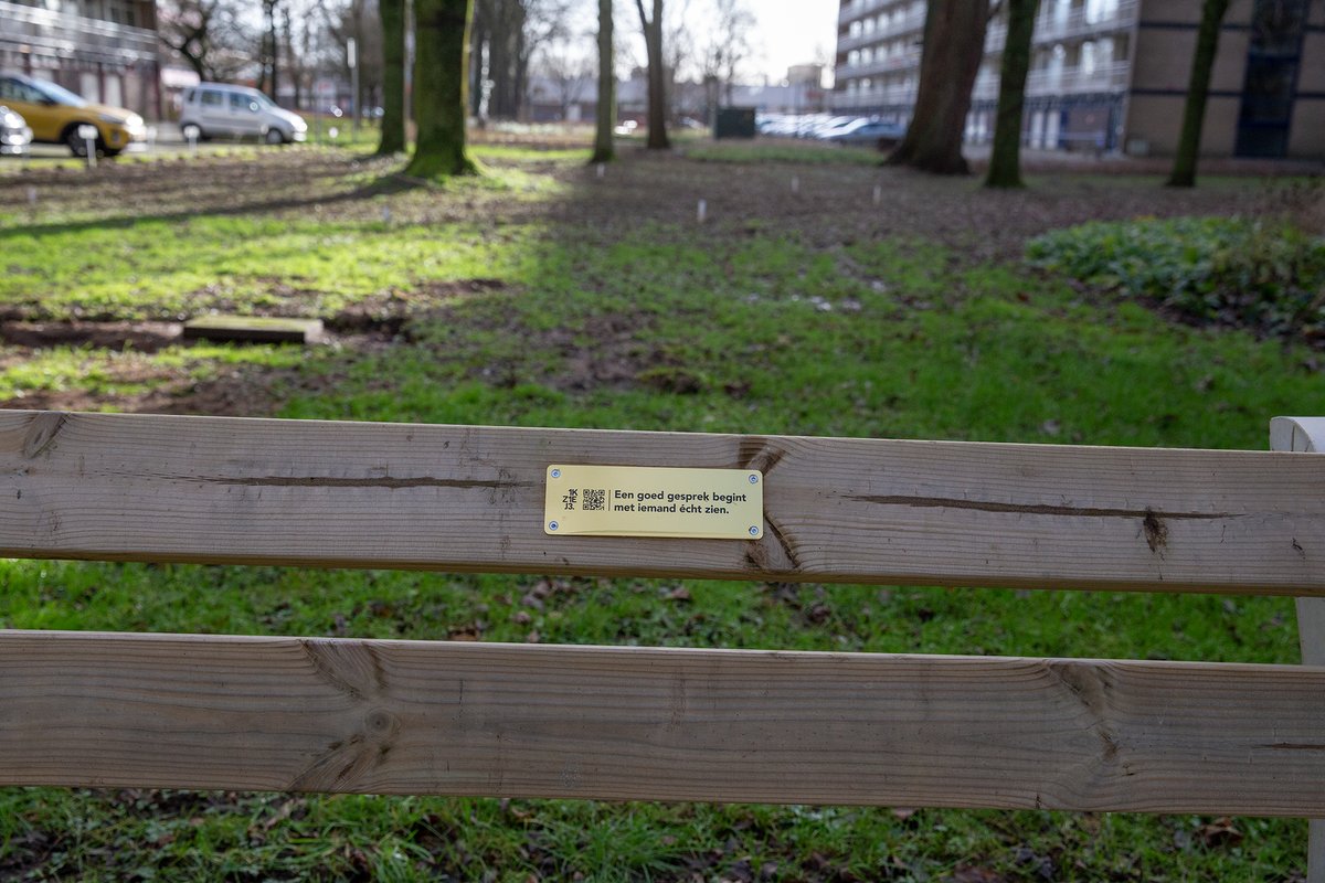 Een goed gesprek begint met iemand écht zien. Deze boodschap kom je sinds kort tegen op diverse openbare bankjes in de gemeente. De banken met tekstbordjes zijn onderdeel van een campagne tegen zelfdoding en nodigen uit om in gesprek met elkaar te gaan. bit.ly/3wcqQKX