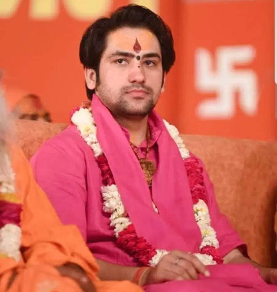 जिहादी,वामपंथी तथाकथित पत्रकार
आज सभी बागेश्वर धाम के धीरेंद्रशास्त्री जी के पीछे पड़ गए है

जानते है क्यों
वो राष्ट्रवाद की बात कर रहे है धर्मांतरण की कई लोगों की फ़ैक्टरी बंद हो गयी

लेकिन अब हिंदू जाग गया है और देश का हर सनातनी हिंदू आपके साथ है😊👍👌
चादर व फादर से दूर रहो।