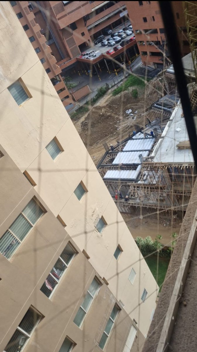 minervadelia's tweet image. Y mientras tanto en El Cigarral, #enchufateconTraki, nos asfixia. Compraron la parcela entre Los Ángeles y HS1 y 2 y siguen construyendo. Es un centro comercial como para una zona industrial. Y sin respetar retiros. Tremenda.... Nos echaron