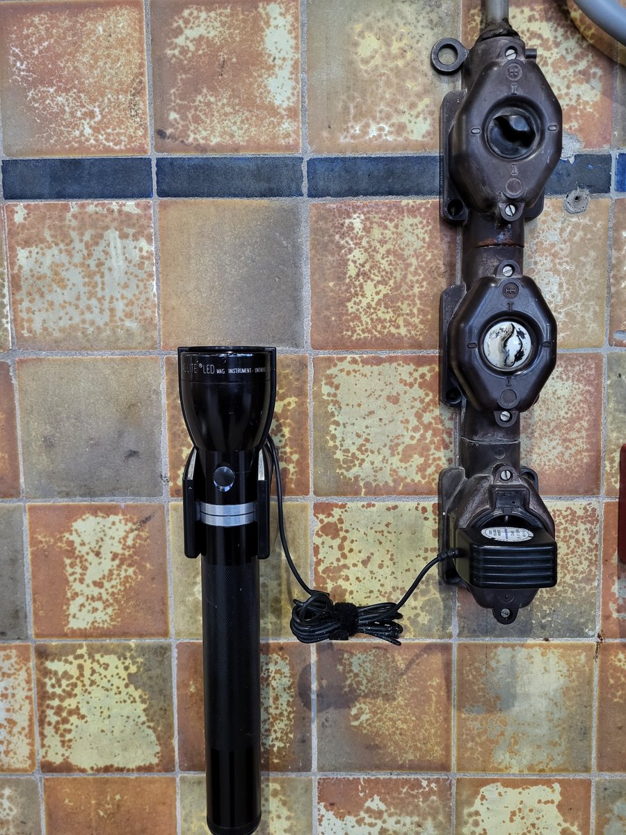 Gespot en ik vond het een mooi contrast. Er zit zeker 90 jaar tussen het schakelmateriaal en deze moderne LED lantaarn.