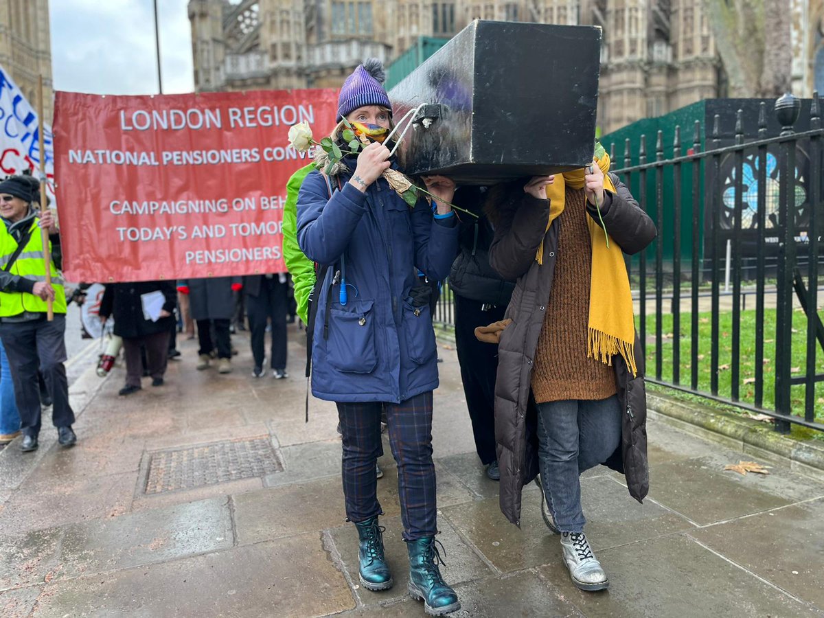 FuelPovAction's tweet photo. Campaigners marching down to Downing St to honor and remember the lives lost this and every winter.

#ExcessWinterDeaths #FuelPoverty #ColdHomesKill
@NPCUK @Dis_PPL_Protest  @ThisWinterUK https://t.co/aUAUXmvuIn
