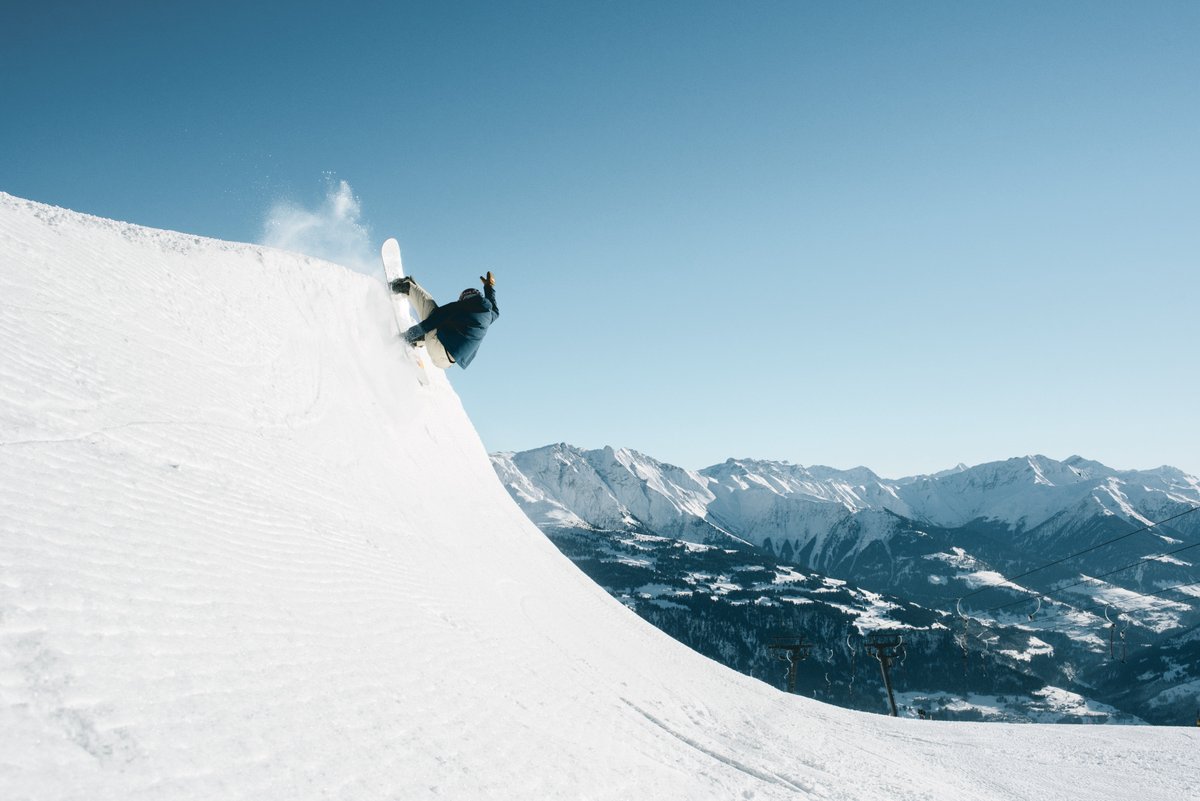 Für alle, die sich kurzfristig entscheiden: Die LAAX OPEN finden dieses Wochenende in @LaaxSwitzerland statt! 🏂🏿 myswitzerland.com/de-ch/erlebnis… 📸 Silvano Zeiter