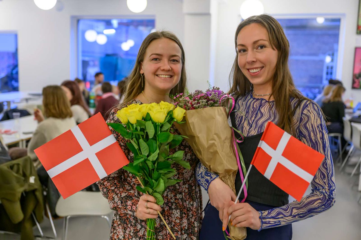 Københavns Professionshøjskole (@kbhprof) on Twitter photo Hundredevis af nyuddannede og stolte pædagoger, lærere og tegnsprogstolke fra Campus Carlsberg på <a href="/kbhprof/">Københavns Professionshøjskole</a>. Stort tillykke til Clara, Amanda, Sidsel, Maria, Malene, Marie, Jens og Camilla! Bonusinfo: Håndtegnet på billedet med tegnsprogstolkene betyder "Bestået"😀 #uddpol #dkpol Hundredevis af nyuddannede og stolte pædagoger, lærere og tegnsprogstolke fra Campus Carlsberg på <a href="/kbhprof/">Københavns Professionshøjskole</a>. Stort tillykke til Clara, Amanda, Sidsel, Maria, Malene, Marie, Jens og Camilla! Bonusinfo: Håndtegnet på billedet med tegnsprogstolkene betyder "Bestået"😀 #uddpol #dkpol