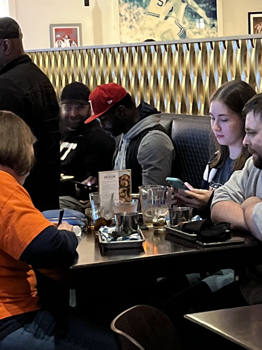tgoody50's tweet photo. Had a great time at the UVA Tech game last night with @MeLlamoChimp. Also got to see @MichaelVick at dinner! https://t.co/zrkO5z81Hd