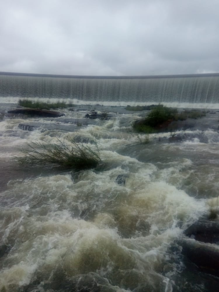 zinwawater's tweet photo. #ForCommunities
#ForDevelopment
#SpillAlert
Images of the spilling Mwenje Dam in Mashonaland Central. Mwenje Dam is the source of water for Bindura Town, surrounding mines and farms.
@basera_john
@MoLAFWRD_Zim
@Marjorimunyonga
@RangaMberi https://t.co/zmkwNSMb5E