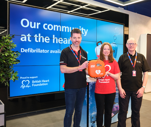 We’re so proud to partner with <a href="/VMO2News/">Virgin Media O2 News</a> to put lifesaving defibrillators in over 200 O2 stores in the UK! 🙌 

Virgin Media O2 is also rolling out our online CPR training tool, RevivR to its customers and staff to help us all become lifesavers ❤️ 
bit.ly/3kmDLHn