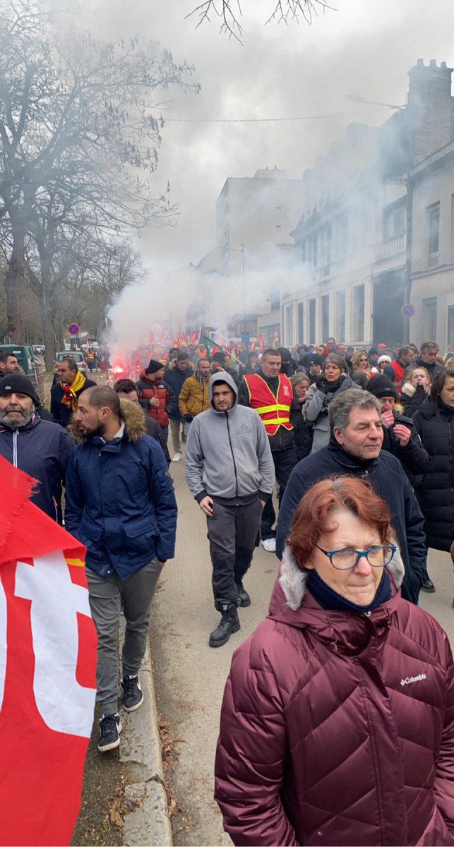En grève aujourd’hui pour dire NON ensemble et unis contre cette réforme d’injustice sociale ! 
5000 personnes à Troyes ce matin ✊
NON à la retraite à 64 ans ! #ReformeDesRetraites #GreveGenerale19Janvier #Manif19Janvier