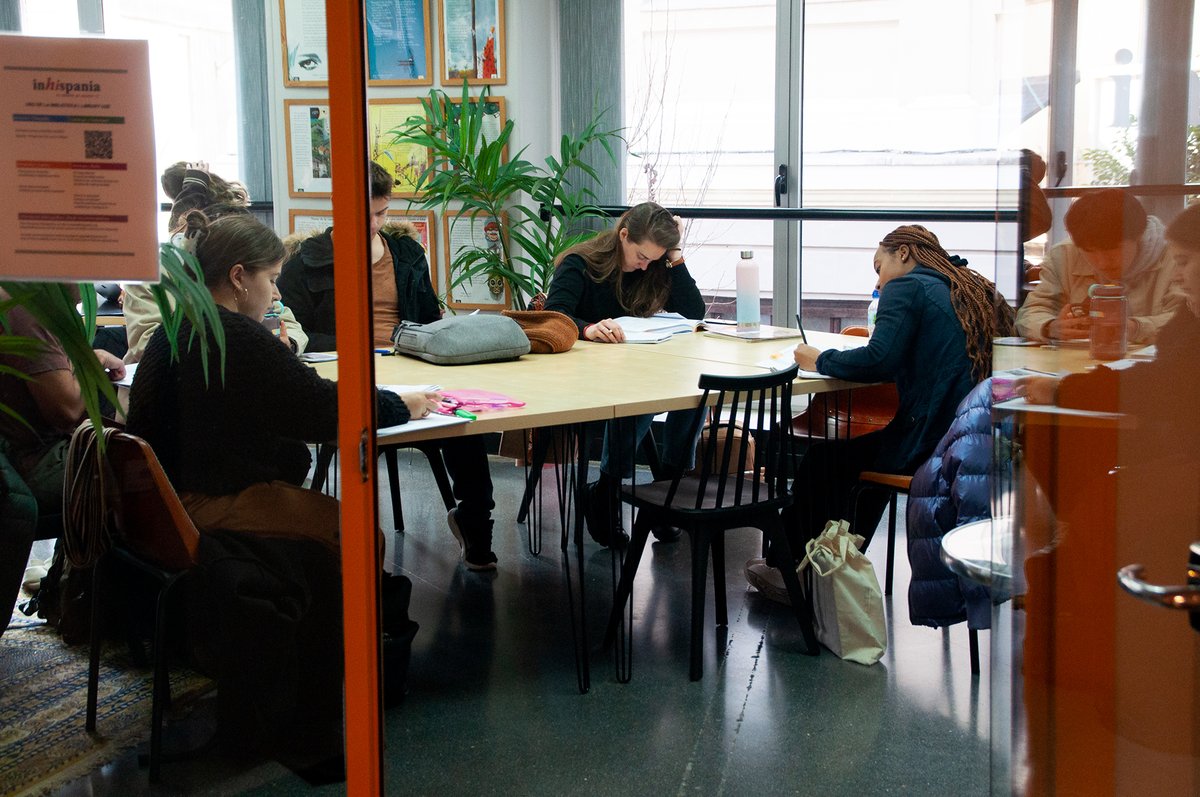 Inhispania's tweet image. 🙇‍♀️🙇‍♂️After their #Spanishclasses some students stay in the library studying. There are reference books that you can borrow.😊

Después de las clases de #español muchos estudiantes se quedan estudiando en la biblioteca. 📚 Hay libros de consulta para pedir prestados. 🤗 #espanol