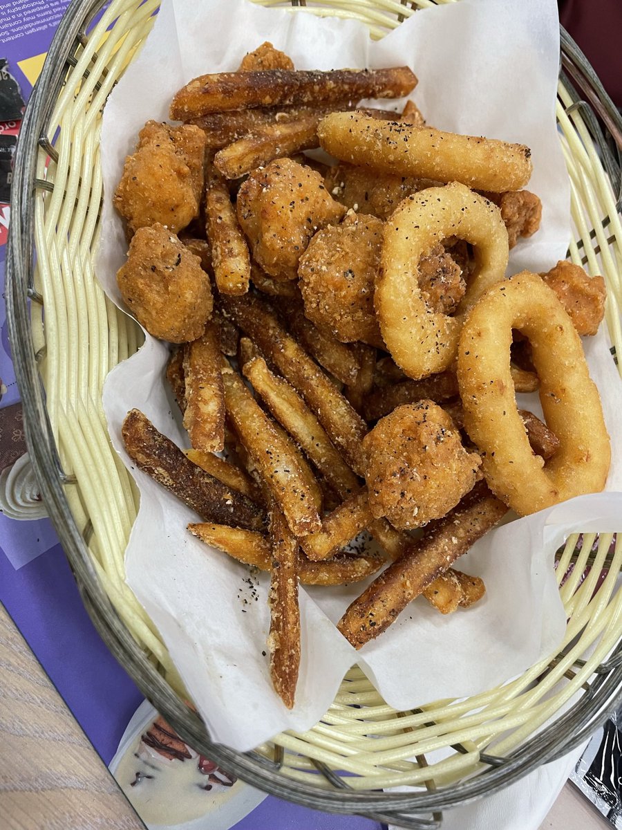 mattjdavis76's tweet photo. @Buzz_Bingo your Brighton chef thinks these are acceptable chips 🤦🏻‍♂️ not sure how many times they’d been cooked and reheated 🤮🤮 https://t.co/VTZvLoyAbt