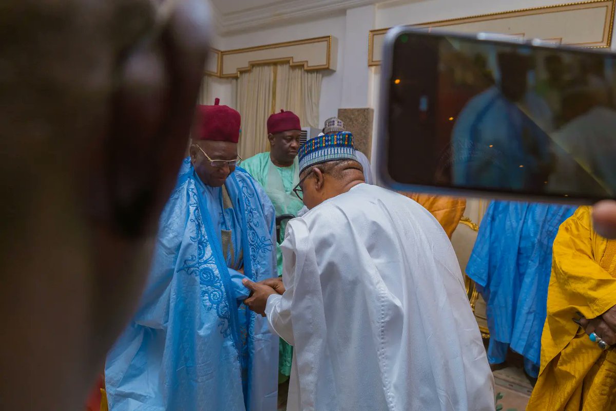 hon_umarelyakub's tweet photo. Paid a courtesy call to his Royal Highness the Shehu of Borno https://t.co/tv7RYfaqwl