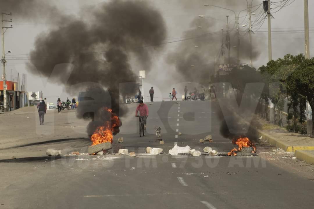 Inicia el paro en la histórica ciudad de Arequipa, con bandera en mano ejerciendo su derecho a la protesta, sumándose a esta histórica gesta.

#ParoNacionalPeru