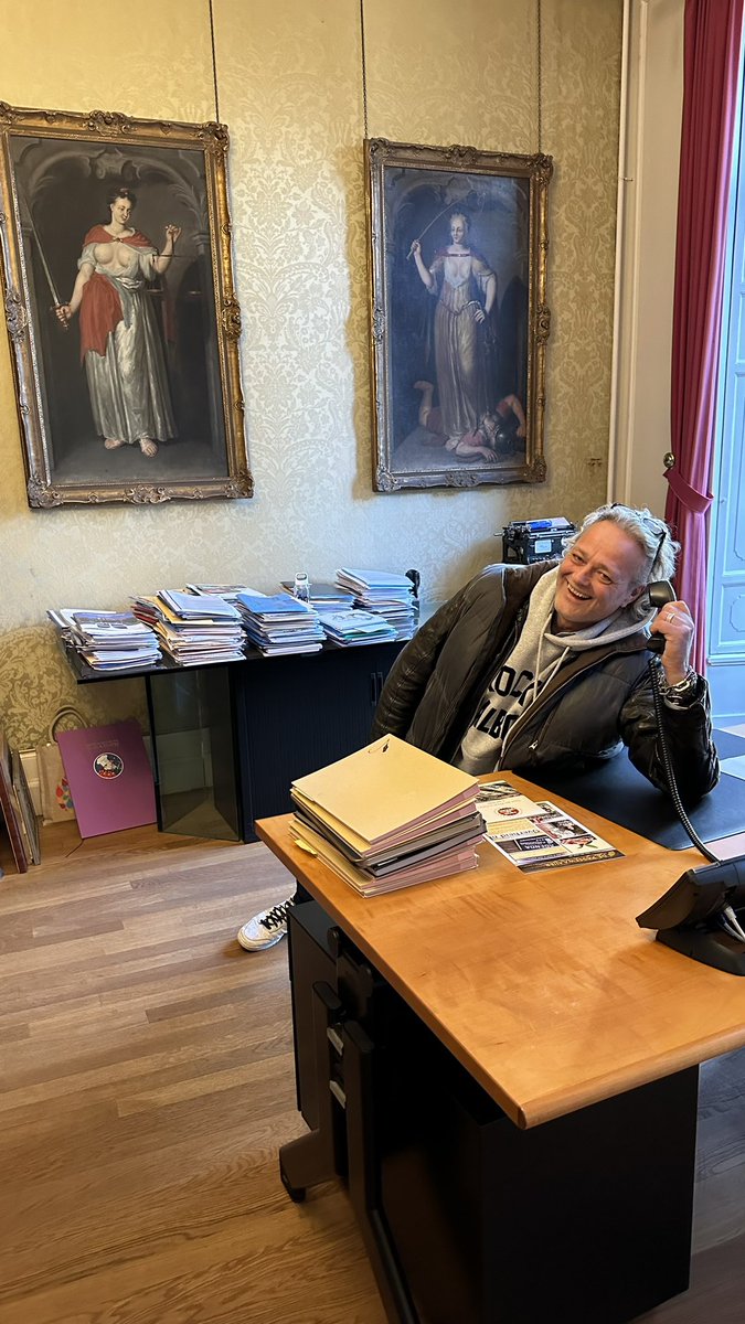 Fotodrent's tweet photo. Even ‘stiekem’ een ‘Ruttetje’ op de kamer van burgemeester @HansBeenakker ;) inspiratiebron @bartmaat https://t.co/LPNcjiZxyd