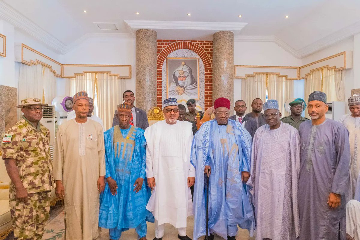 hon_umarelyakub's tweet photo. Paid a courtesy call to his Royal Highness the Shehu of Borno https://t.co/tv7RYfaqwl