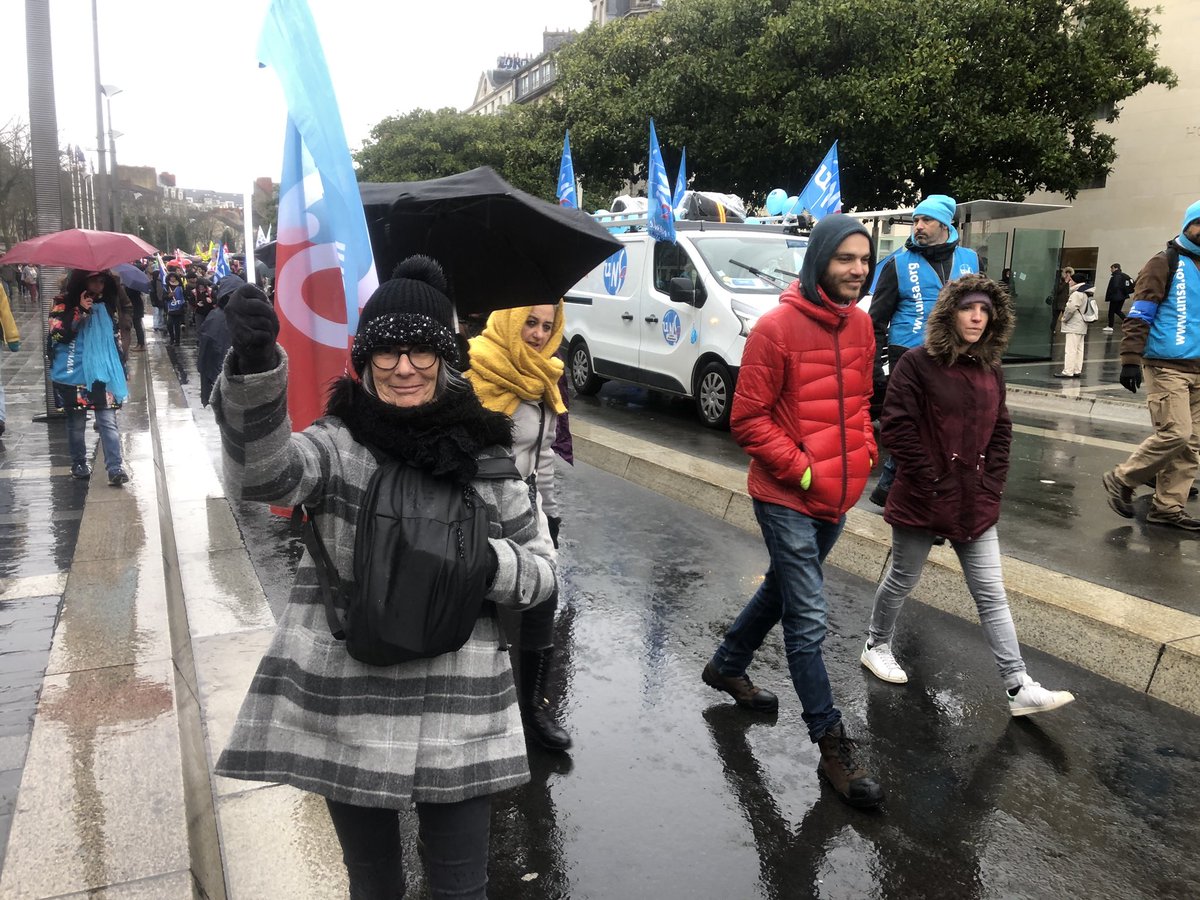 BEAUPERIN's tweet photo. C’est au tour d’UNSA de défiler malgré la pluie sur « le lundi au Soleil ». Francoise retraitée de 67 ans est « ravie qu’il y ait autant de monde. J’etais éducation spé et j’ai arrêté à 62 ans. Je ne me serai pas vue continuer encore 2ans, il faut être solidaire ! » https://t.co/FL7X44I9zZ