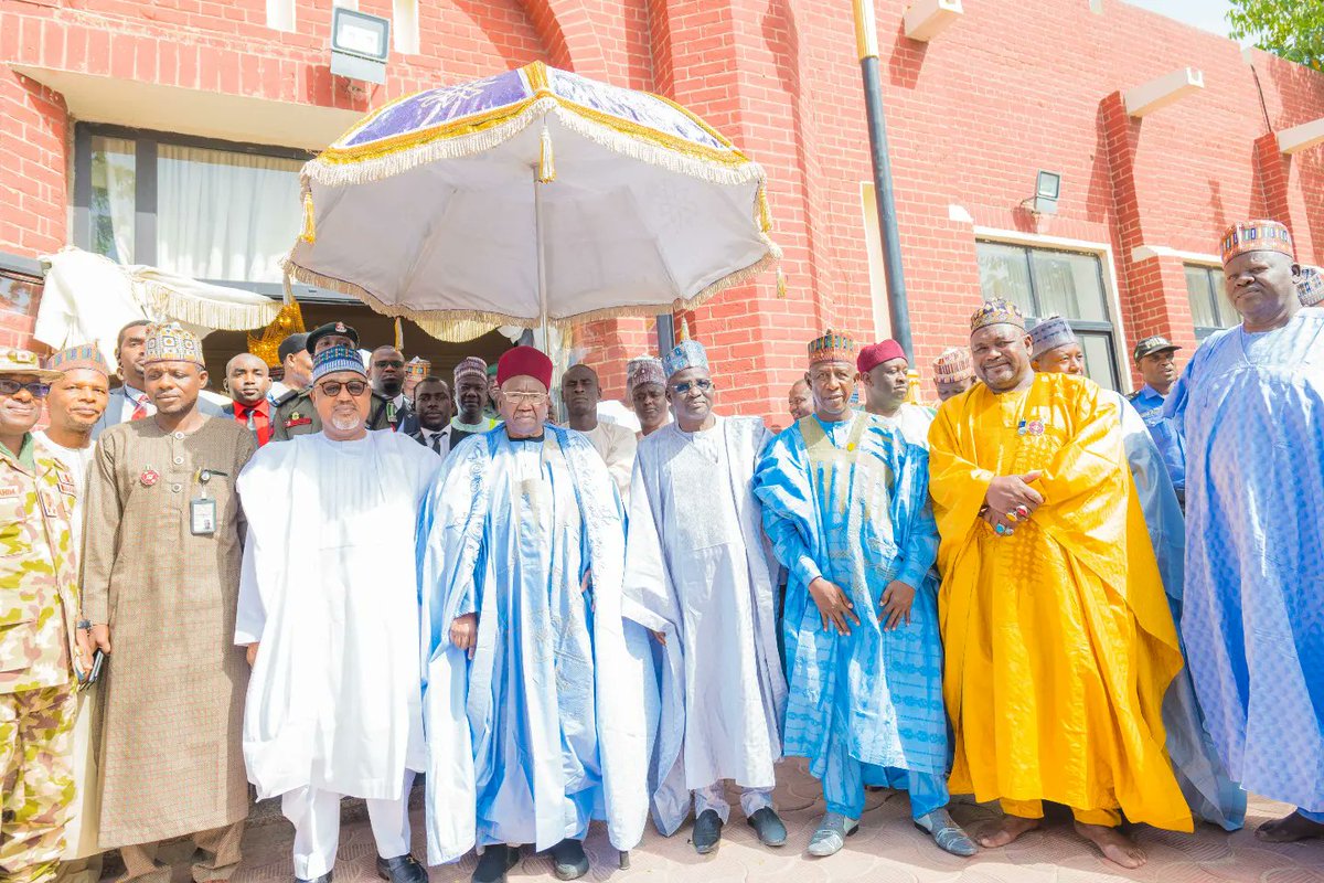 hon_umarelyakub's tweet photo. Paid a courtesy call to his Royal Highness the Shehu of Borno https://t.co/tv7RYfaqwl