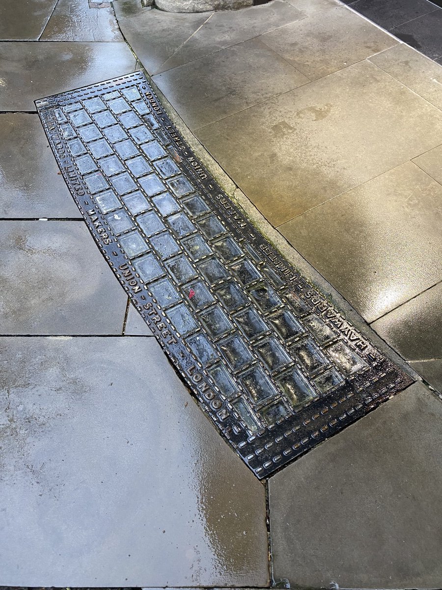 artfoundryman's tweet photo. Always good to spot items cast at @HargreavesFndry when wandering the streets of Manchester , including a lovely pavement light and Manchester Bee planter
#IronworkThursday #CastingThursday https://t.co/7l4UAe0mFz