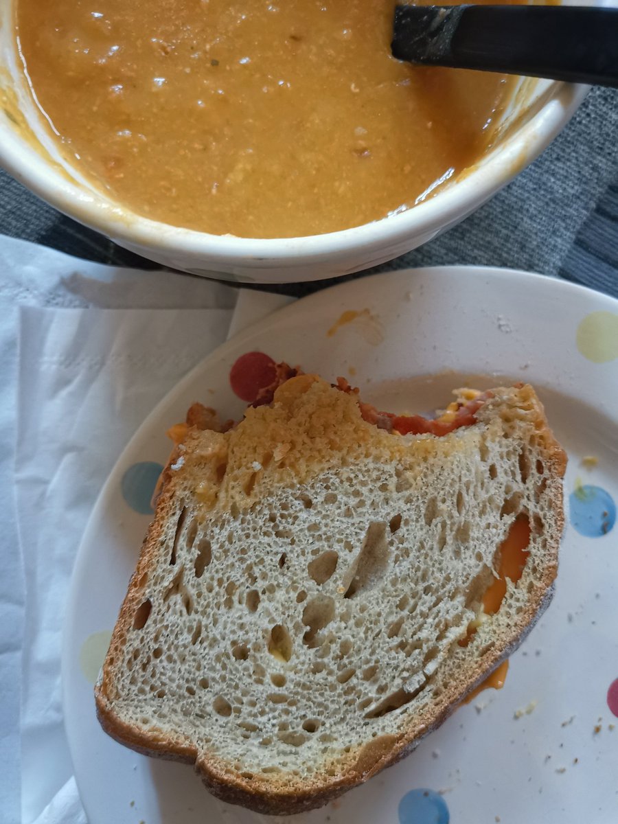 moonchildsiren_'s tweet photo. Missing & craving @panerabread today 🥺 So I made myself a Panera inspired soup & sandwich for lunch: 🥪 Grilled ham & cheese on sourdough w/ lentil & bacon soup 🥣 It's not Panera, but it's good enough. Gotta work with what I have. 🤷♀️ #PaneraBread #American #LivingIn #UK #Food https://t.co/pNaYPqXBHF