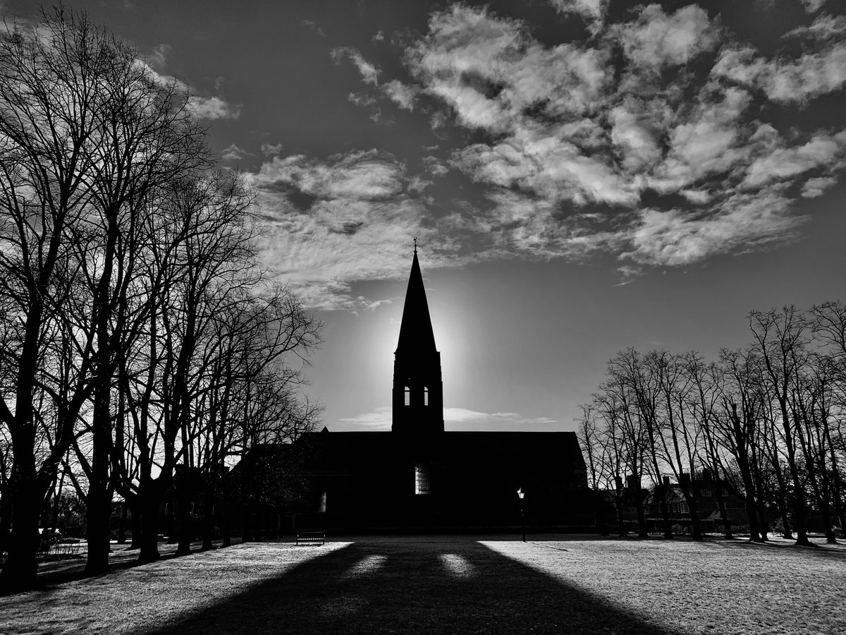 New Years resolution No. 31..😬
Blowing away the cobwebs on a frosty London day, and would you believe it, some old geezer called Lutyens goes and sticks a ruddy great church right in the middle of a perfectly good view
Contra-jour anyone?
#londonlife #photography #Monochrome