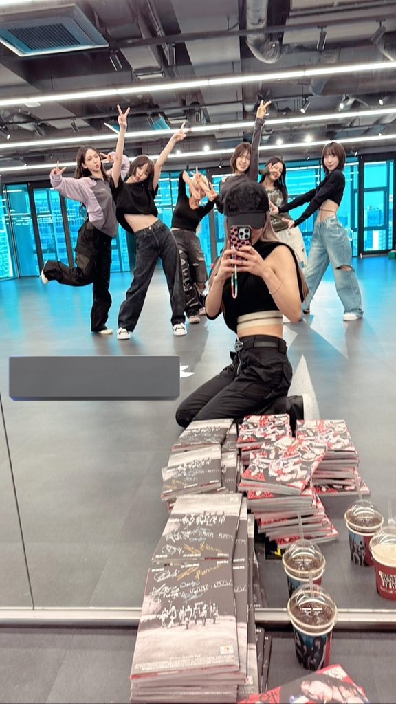 Instagram story
────
Hikaru_x_x : tag <a href="/OFC_GOT/">GEMS OF THRONES</a>