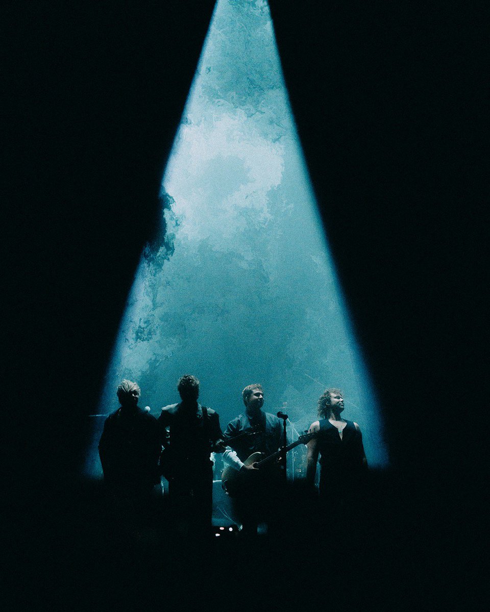 superbIoom's tweet photo. missing 5sos in the cone https://t.co/uy0KkO8oTs