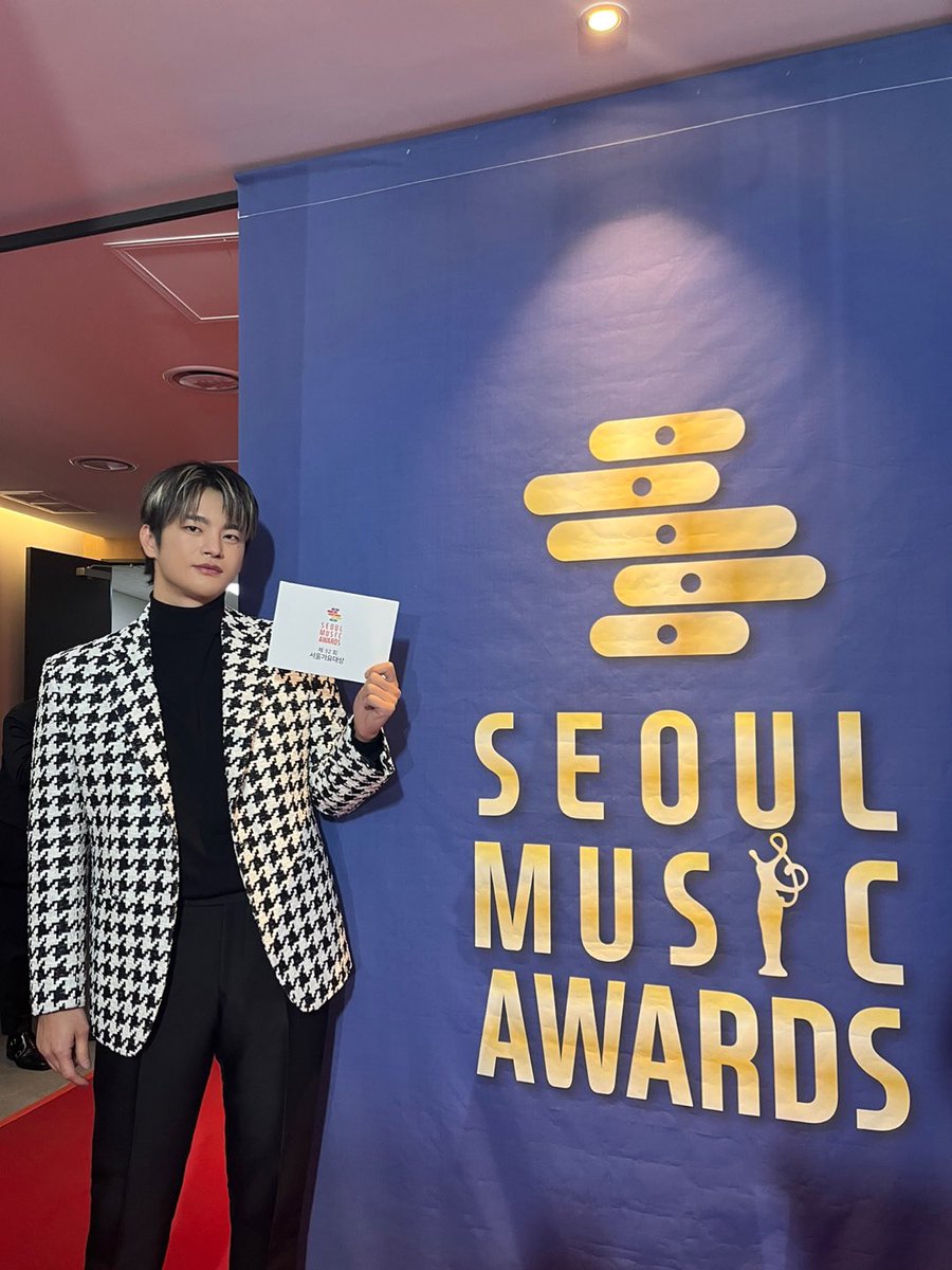 Whatsup_Inguk's tweet photo. [#PHOTO]
제32회 서울가요대상에 시상자로 참석한 인국 배우🖤
헤메스에 능숙한 시상 능력까지 퍼펙트🫶🏻

#서인국 #SeoInGuk #제32회서울가요대상 #서가대 
#시상 #비하인드 #헤어브릿지까지완벽 #😎 
#스토리제이컴퍼니 #Storyjcompany https://t.co/y0g1Uphxx8