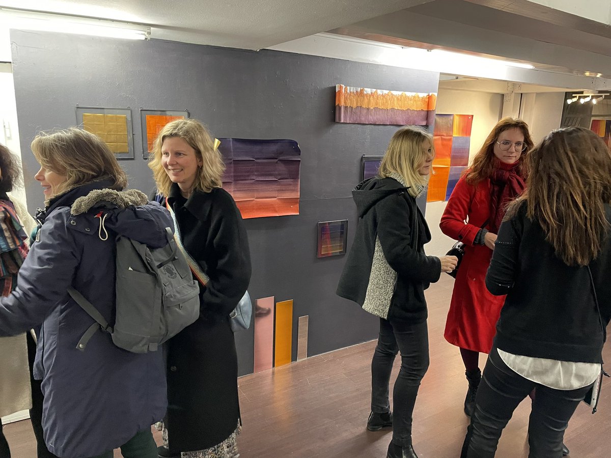 espace_L's tweet photo. Seuils avec Vivianne van Singer 
Jusqu’au 25 février 2023 du mardi au samedi de 11h à 18h 
Venez nous rendre visite ! 
——-
Vivianne van Singer 
Plies/dépliés, 2022
Papier chromolux recto gold, encre couleur 
25 x 25 cm https://t.co/FwrXv6qzS1