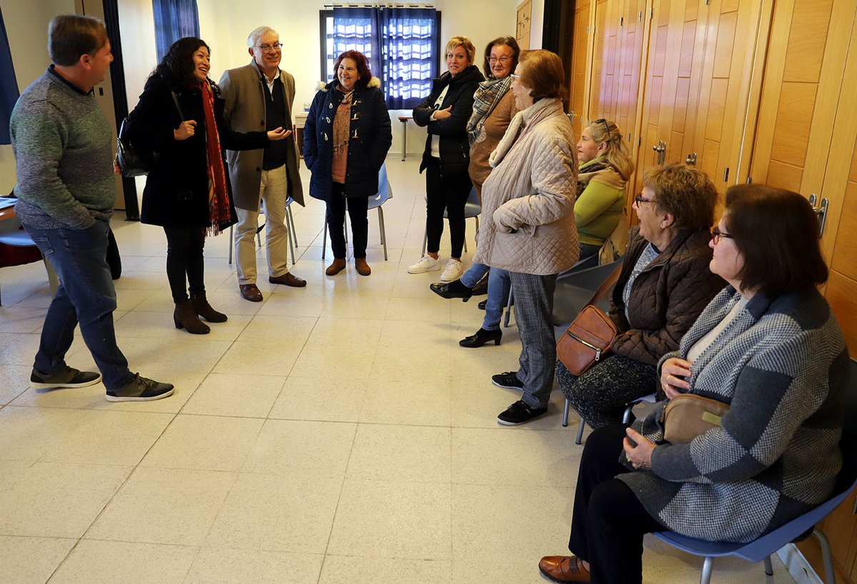 ciudadjerez's tweet photo. 📱El taller sobre el uso de las redes sociales llega a las asociaciones de mujeres⤵️

➡️‘Déjate enred@r: conoce las redes sociales’ se ha impartido ya en la Asociación de Mujeres La Esperanza y llegará a otros muchos colectivos

@AnaHericaRamos  
@ja_cabello  
@Igualdad_Jerez https://t.co/fW6WSsFy8s