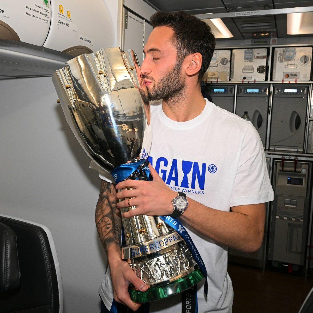 Ieri ➡ Oggi 
Hey, <a href="/hakanc10/">Hakan Çalhanoğlu</a> nuovo flirt?