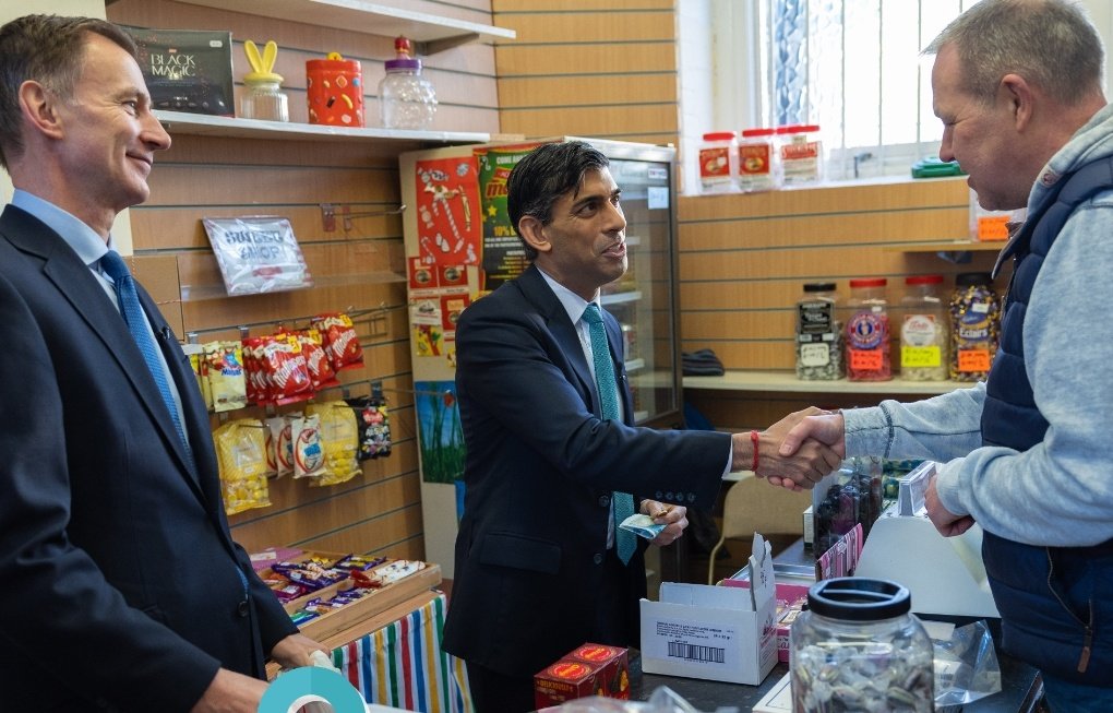 Here's Rishi Sunak handing this chap a five pound note...

Meanwhile Jeremy Hunt has just taken £1000 out of the chap's back pocket and has made the NHS unavailable for his use.

#LevellingUpFund
#NHSCrisis