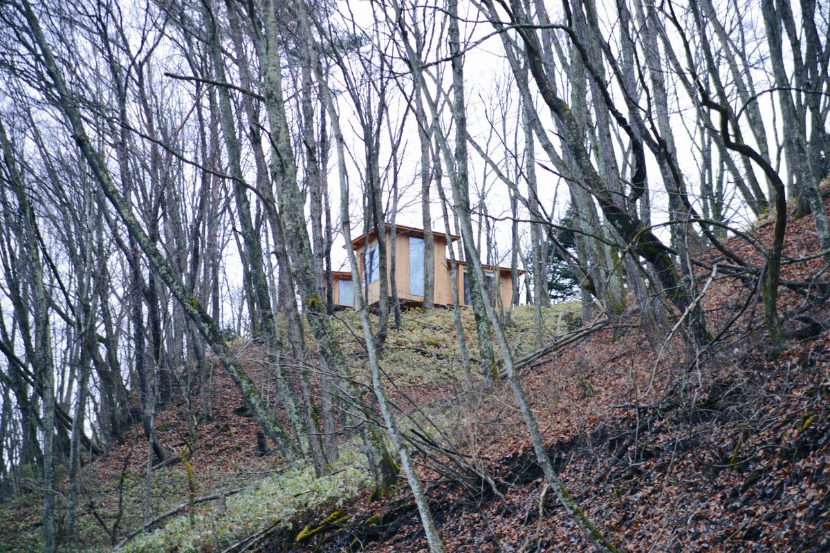 「キャンプ場内に建ったばかりのHut(小さな家)に誘っていただき、一足先に過ごして」|た  しのイラスト