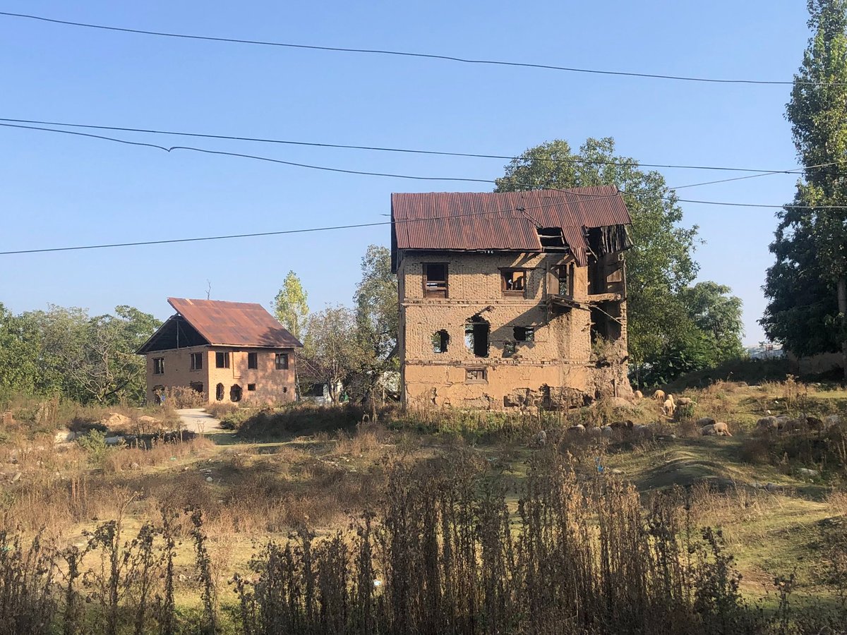 Damaged, broken walls of an empty house of a #KashmiriPandits
waiting for 33yrs for its owner to come back & heal the wounds,
the same wounds which people don't even recognize
#KashmirFiles
#KashmiriHindus
#KashmiriPanditGenocide
Some mother-sister-f_¢k® called it propaganda