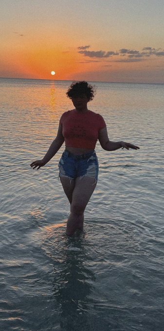 Me + Sunset is the best view ever 🙈🥰 
#sunset #beach #body #fem #femboy #slimthick #naturalcurves https://t