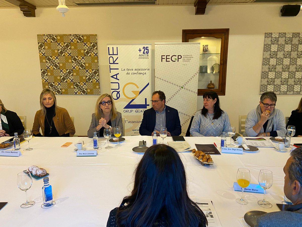 neuslloveras's tweet photo. Empresaris i empresàries Penedès-Garraf #FEGP ens hem reunit amb @evbonet Secretari Treball @treballcat i @AriadnaRectoret Directora @fpo_continua, amb @olga_vng Ens han explicat el nou Programa de Formació a Mida i el programa Projecte. Bons projectes i debat molt interessant! https://t.co/gSj0XmCxnT