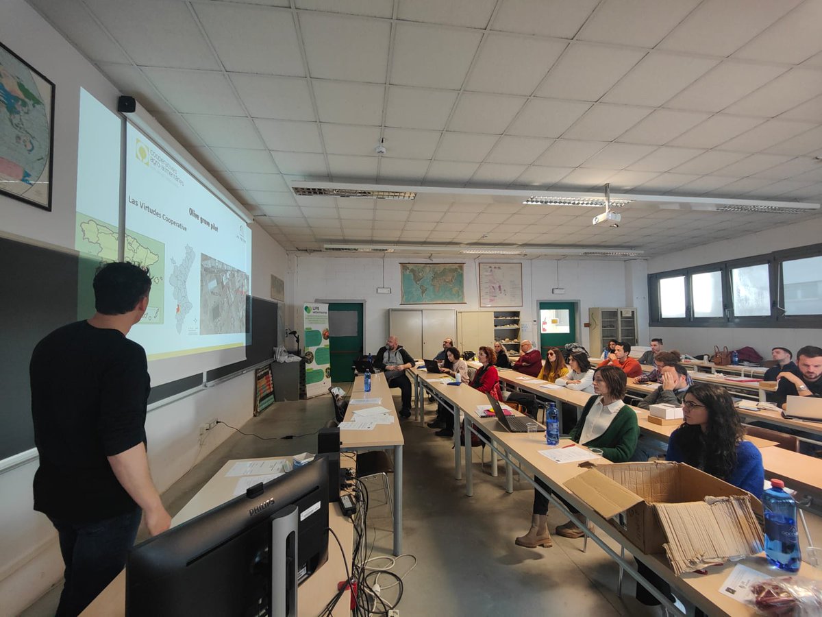 CoopsAgroCV's tweet photo. Hoy en Ferrara (IT), en una reunión de coordinación del proyecto LIFE #Microfighter. Nuestro compañero Juan Sorribas presenta el plan de ensayos para viña (Coop. El Villar) y olivo (@aovevirtudes). Objetivo: reducir el uso de cobre y mejorar la rentabilidad de las explotaciones https://t.co/ZrQKoiT0sN