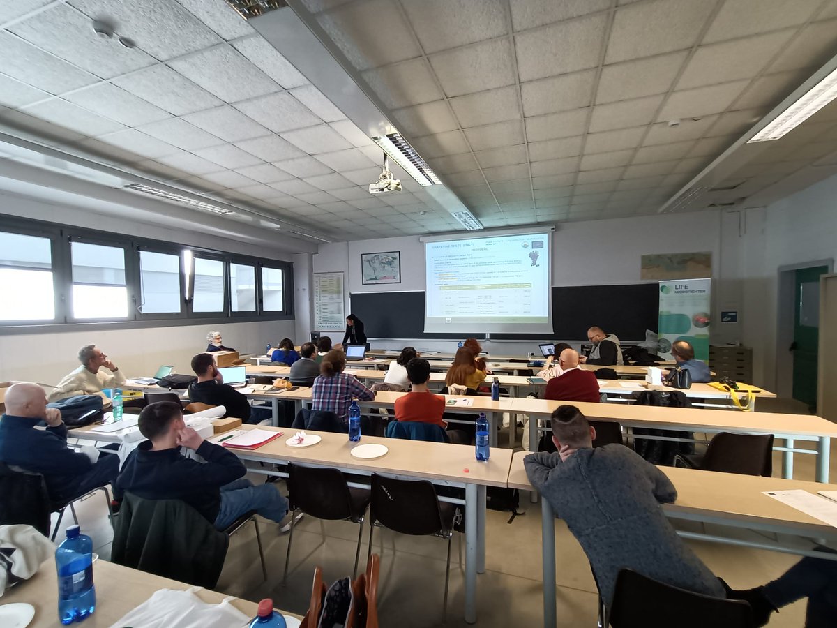 CoopsAgroCV's tweet photo. Hoy en Ferrara (IT), en una reunión de coordinación del proyecto LIFE #Microfighter. Nuestro compañero Juan Sorribas presenta el plan de ensayos para viña (Coop. El Villar) y olivo (@aovevirtudes). Objetivo: reducir el uso de cobre y mejorar la rentabilidad de las explotaciones https://t.co/ZrQKoiT0sN