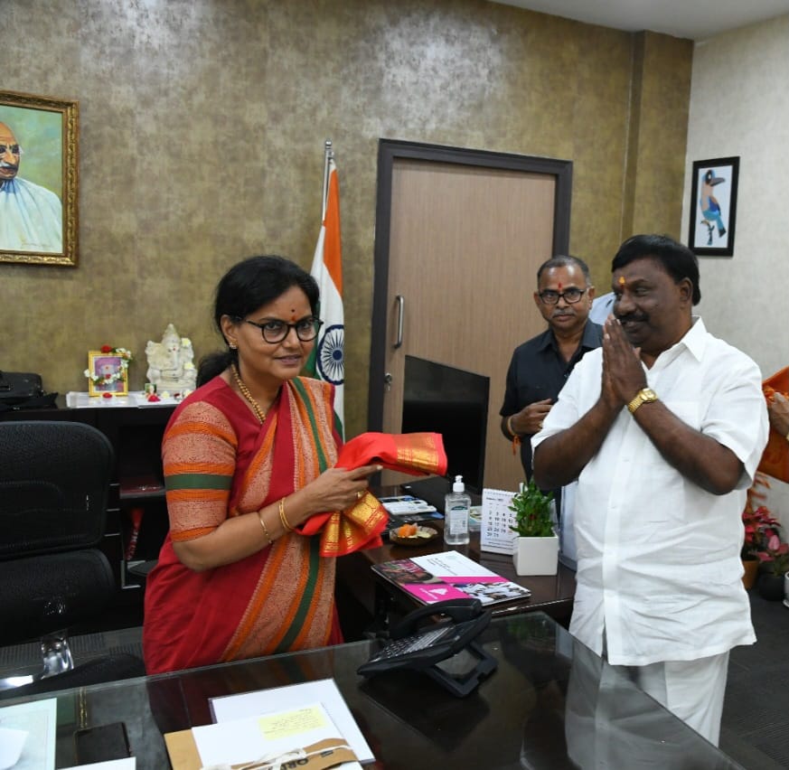 amaravadiln's tweet photo. Telengana State Arya Vyshya Mahasabha President and #TSIDC Chairman Amaravadi Laxminarayana Garu, felicitated Chief Secretary Smt. Shanti Kumari at her office today.
#ShantiKumari #Amaravadi #AmaravadiLaxminarayana #AmaravadiLN #TSIDCChairman https://t.co/F9mDVwBNVB