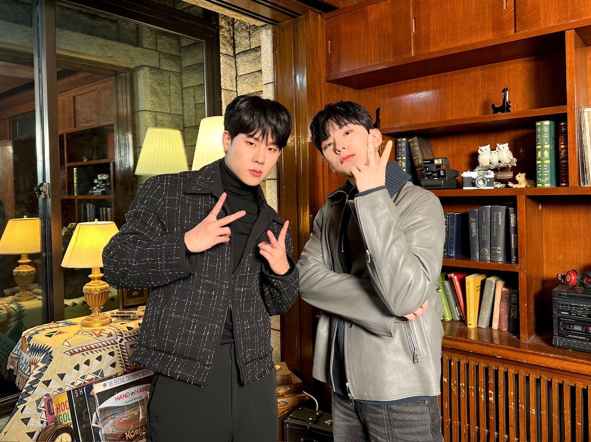 The photos are here and arrived safely. About me with Kihyun hyung, left after telling a lot about young and rich duo, the handsomeness is a well-known secret for everyone that is in both of us. Confidently. Well, have a happy Thursday with Monsta X today, Monbebe!