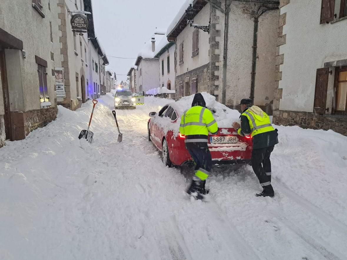 MqGuardiaCivil's tweet image. Nieve ❄️☃️ en N135 #Espinal y Alto de Mezkiritz.

La masa de aire frío polar que recorre la Península ha teñido ya de blanco muchas ciudades.

En el Alto de #Mezkiritz patrullas de la Guardia Civil aconsejan a peregrinos que pasan por la zona como uno de origen coreano.

 #DGT